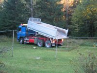 Lastbilen med sten til parkeringspladsen