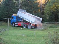 Lastbilen med sten til parkeringspladsen