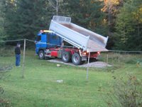 Lastbilen med sten til parkeringspladsen