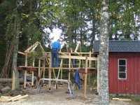 Brændeskuret tager form. David bygger