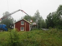 Onsdag morgen komme Vittinge teglstenene. Da hver tagsten vejer 2½ kg er det en god besparelse, at få leveres på stilladset.