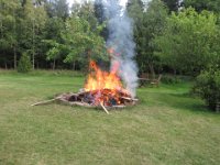Bål nummer to med oprydningstræ samt træet fra den gamle karussel slutter festen
