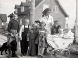 Familiealbum Sdb024  Fru Højgaard (Schmidts datter) med Jørgen, Stig (Duus), Flemming Andersen, Merete, Inge Jacobsen og ??. Foråret 1951