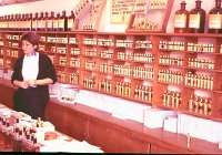 Nice86-23  Besøg på en parfumefabrik. Man kunne købe næsten alle dufte, og Ullas MaGriffe