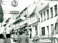 Rådhusgade set mod rådhuset. Her ligger byens store radio- og pladeforetning Brdr.Jørgensen Merete, mor og far med i billedet