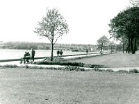 Strandpromenaden Set mod Dybbøl Far ved bænken, mor og Merete følger. Der er lystbådehavn for enden