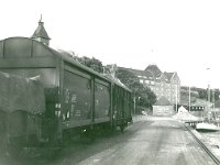 Havnen Kasernen i baggrunden. Godstog kørte over broen og ned på havnearealet, bl.a. til Solofabrikken og kulhandlen