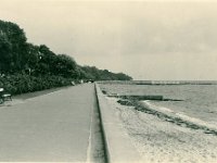 Strandpromenaden med den gule badeanstalt for enden af Kongevej. Her gik vi til svømning i gymnastiktimerne