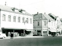 Perlegade ved rådhuset Andresen sko var den anden store skotøjsforretning. Man skimter til højre Kosmorama, byens ene biograf. Den anden, Kinopalæet,  lå i Østergade