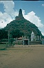 1982 SriLanka 2 22  Jetavana-dagobaen - øens største - men ikke restaureret. Har mistet 50 m. af sin orindelige højde på 120 m