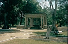 1982 SriLanka 2 25  Samadhi-statuen i Mahamevnāwa Parken