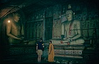 1982 SriLanka 5 29  Der er 5 grotter med buddhastatuer. Jørgen taler med en munk