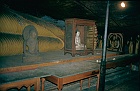 1982 SriLanka 5 40  Første grotte med liggende Buddha