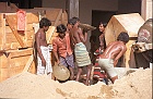1982 SriLanka 10 35  Den blandede cement skal bæres op