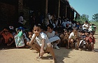 1982 SriLanka 8B 32  Besøg på en skole. Børnene synger om elefant med snabel